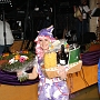 Maskenprämierung: "Milka Kuh" Gewinnerin unseres Einzelpreises, ein großer Geschenkkorb von Getränke Weißgerber.